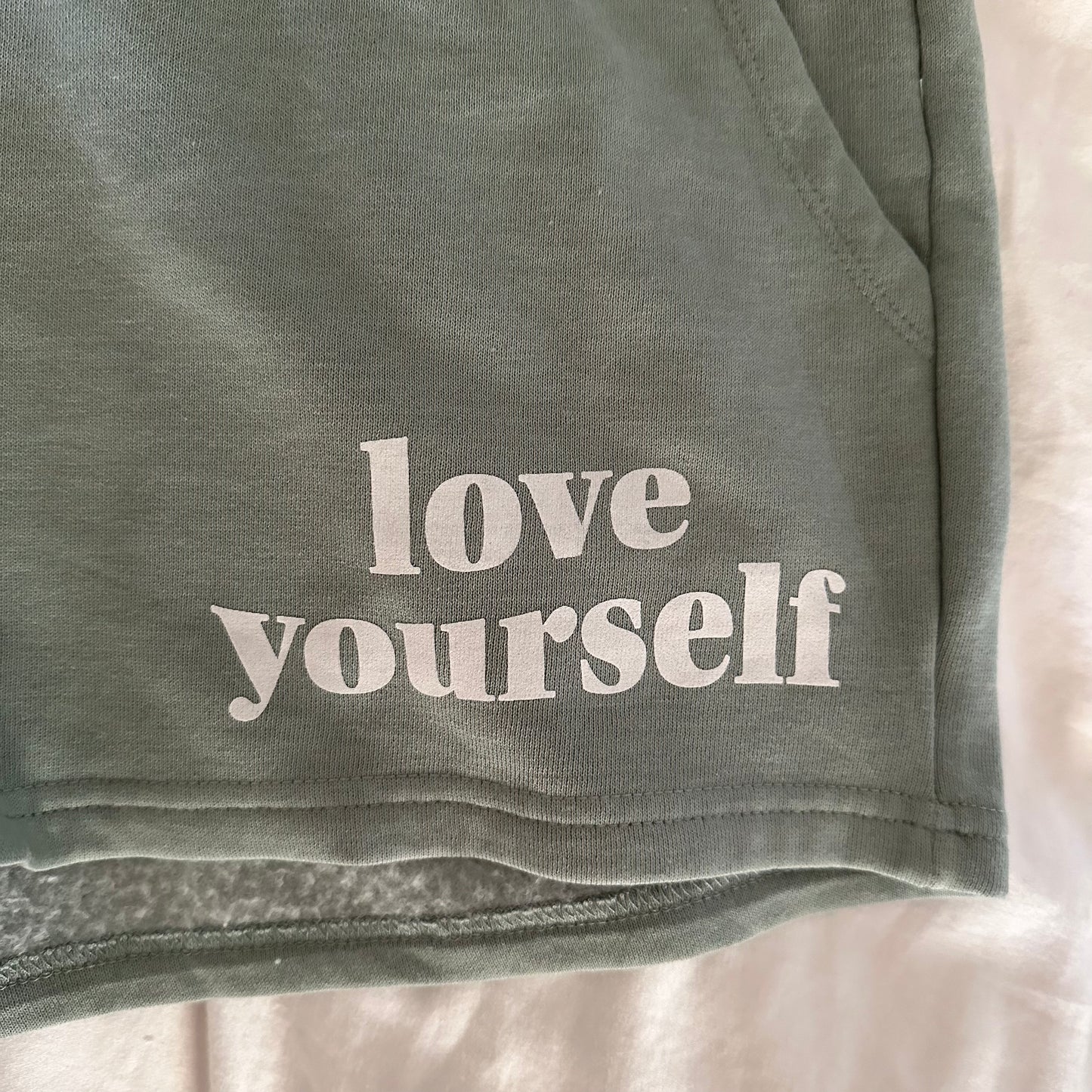 Love yourself Sweatshorts